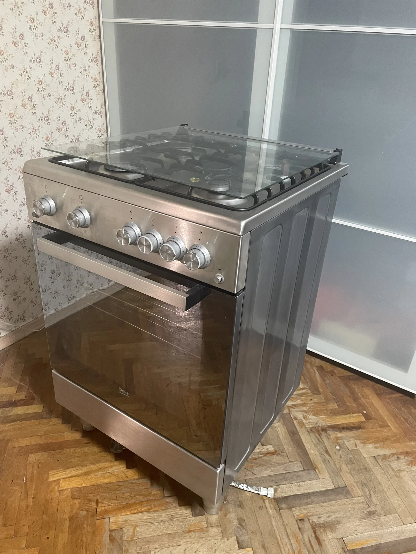газовая плита и духовка beko бу в хорошем состояни