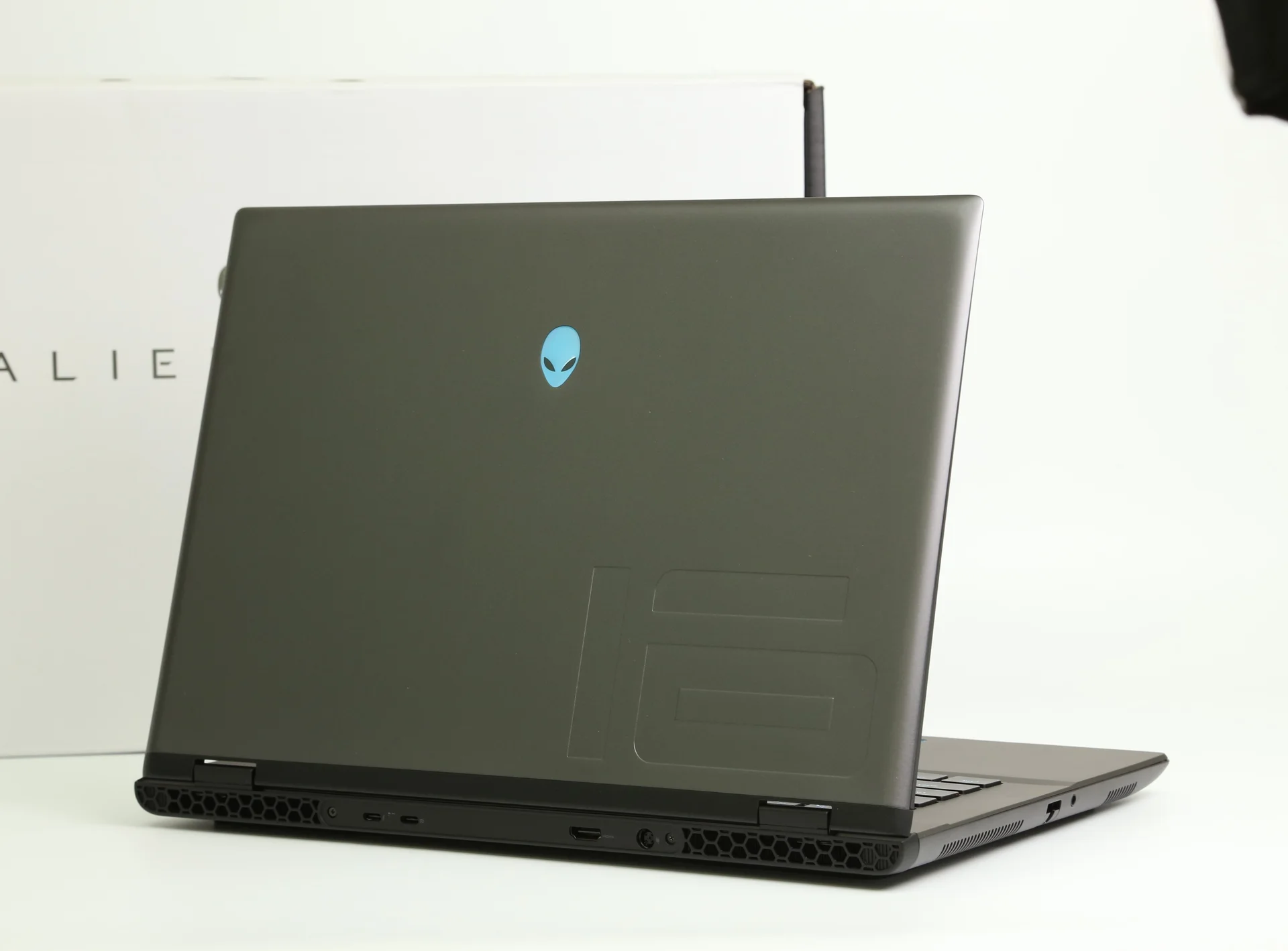 Dell alienware M16 R2 RTX 4060 Ultra 9 185H 32GB - миниатюра 3