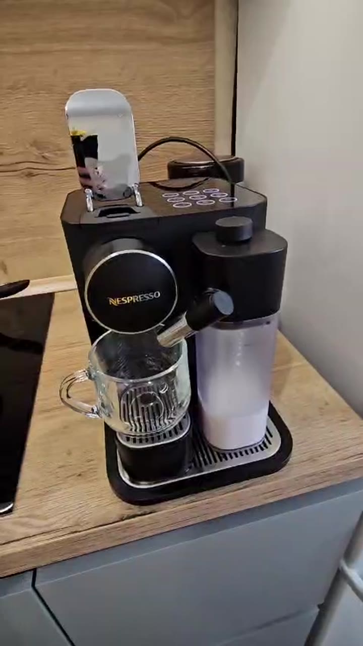 Капсульная кофемашина DeLonghi - видео 6