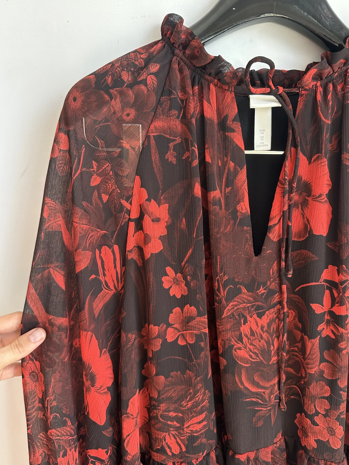 H&M черное платье с цветочным принтом - миниатюра 6