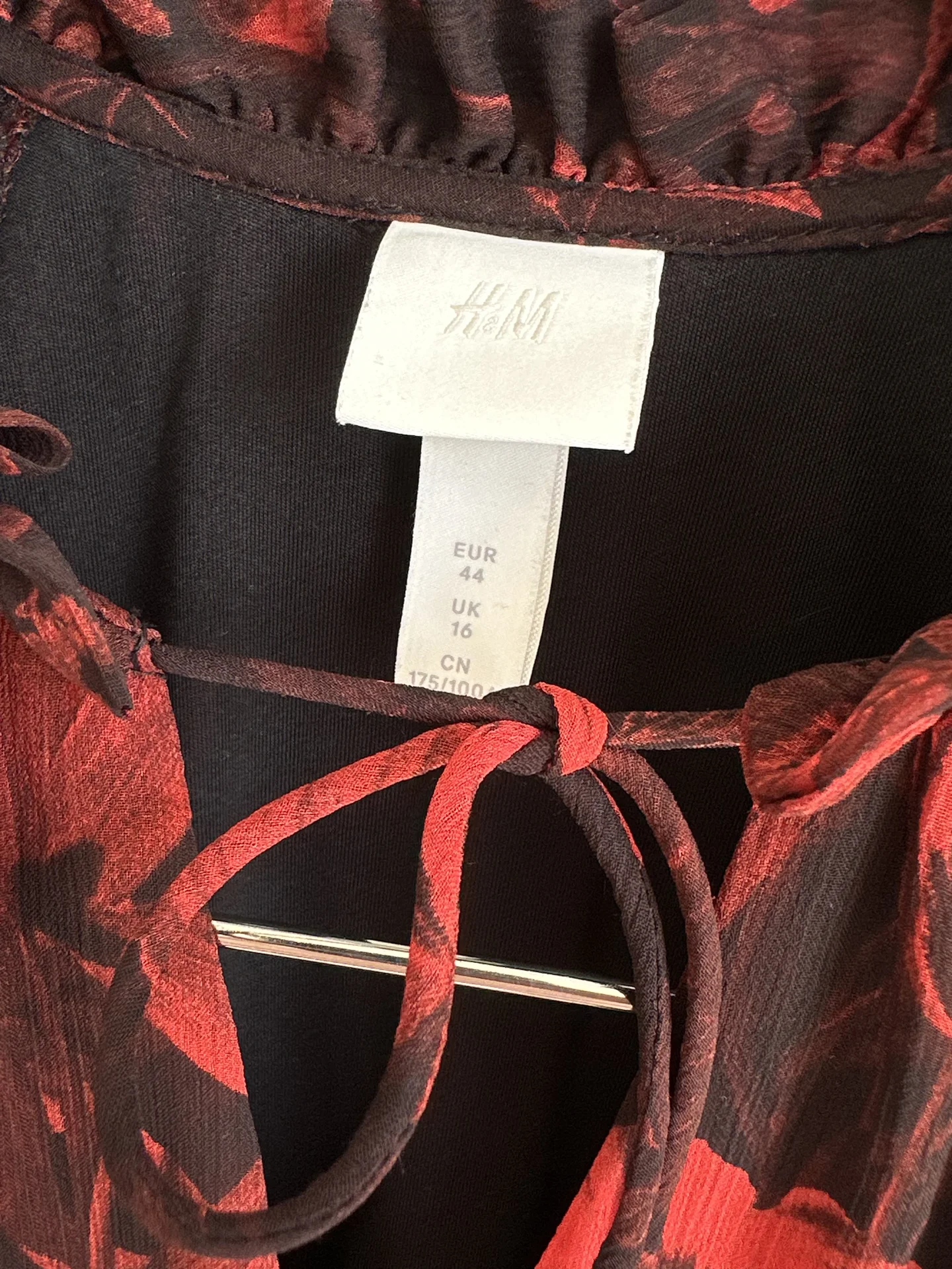 H&M черное платье с цветочным принтом - миниатюра 7
