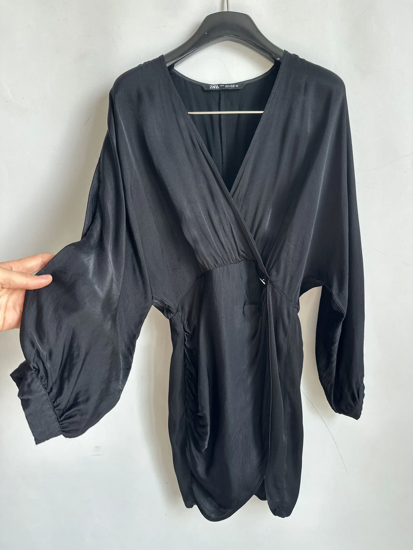 ZARA Черное платье мини с запахом и длинным рукаво - миниатюра 3