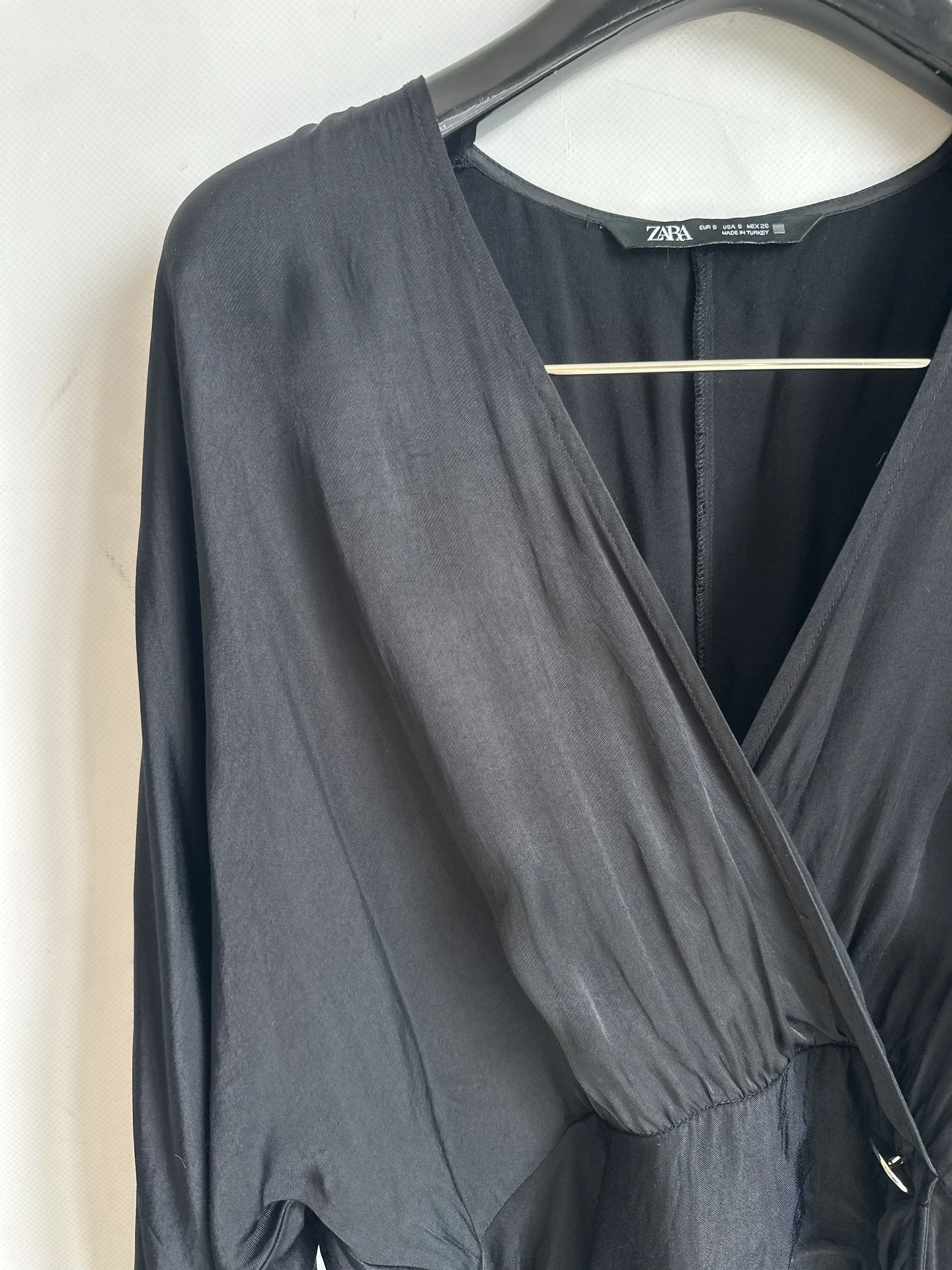 ZARA Черное платье мини с запахом и длинным рукаво - миниатюра 7