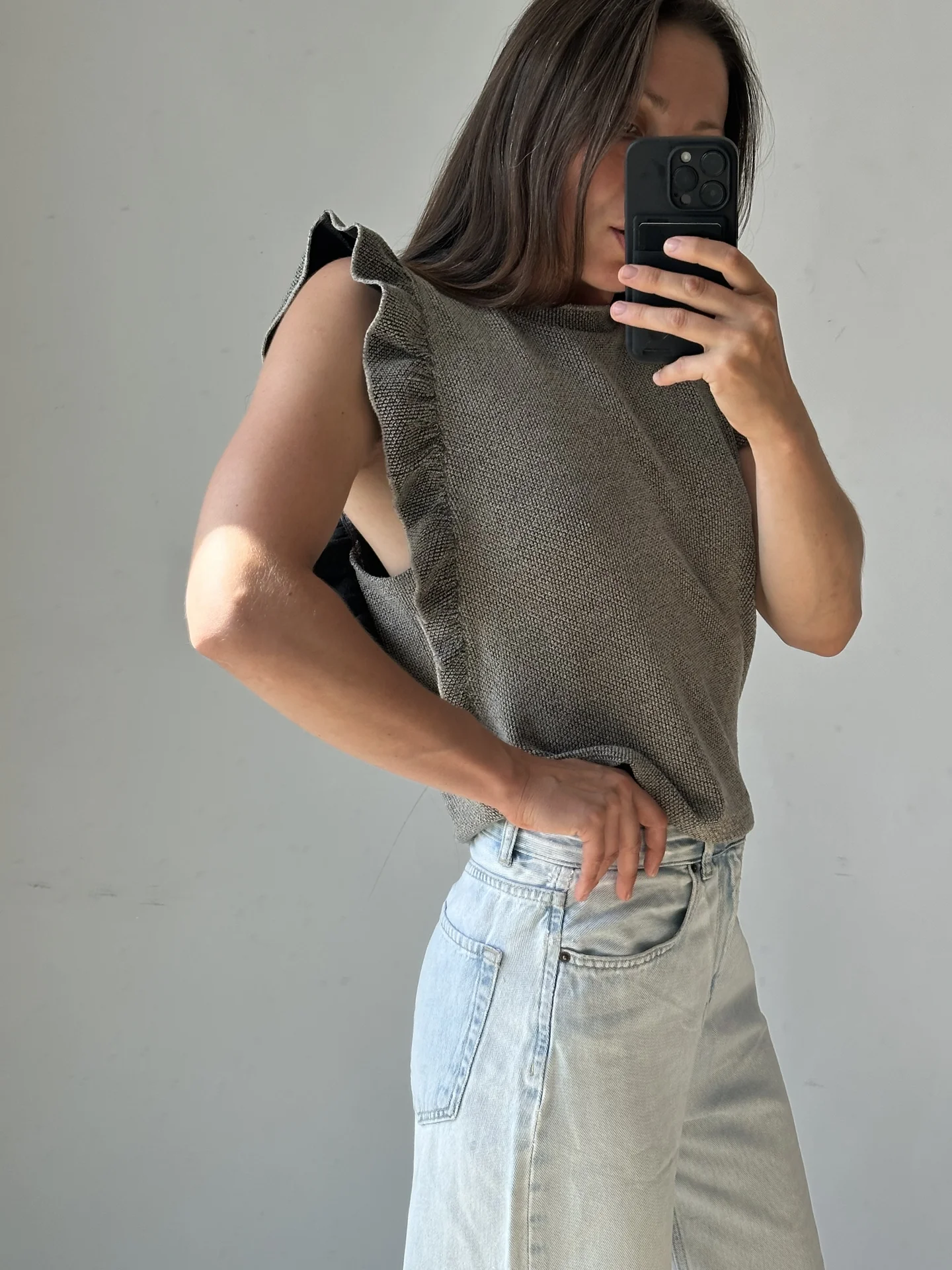 ZARA трикотажный джемпер с рюшами  женский серый в - миниатюра 3