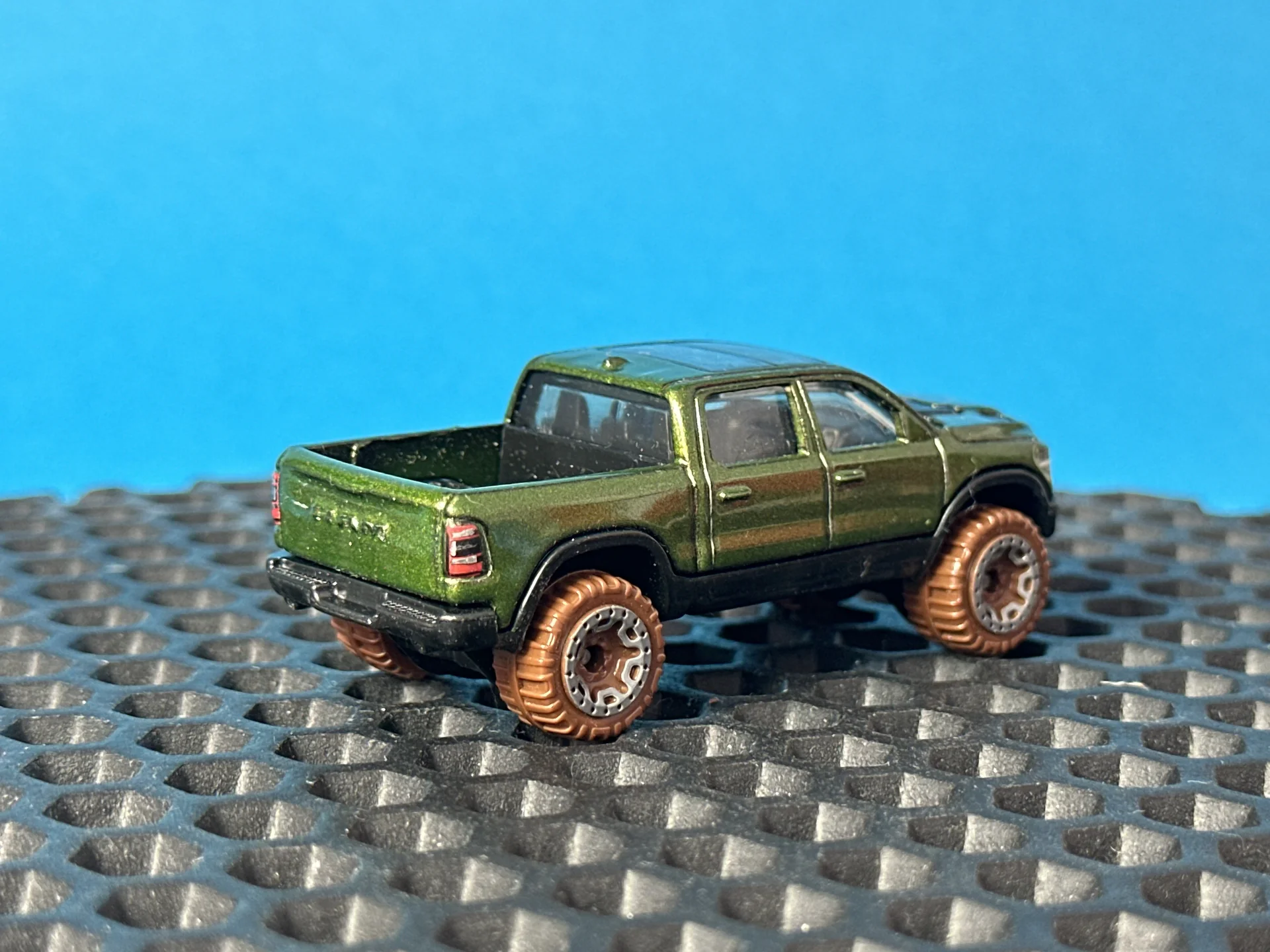 hot wheels dodge ram 2020 - миниатюра 2