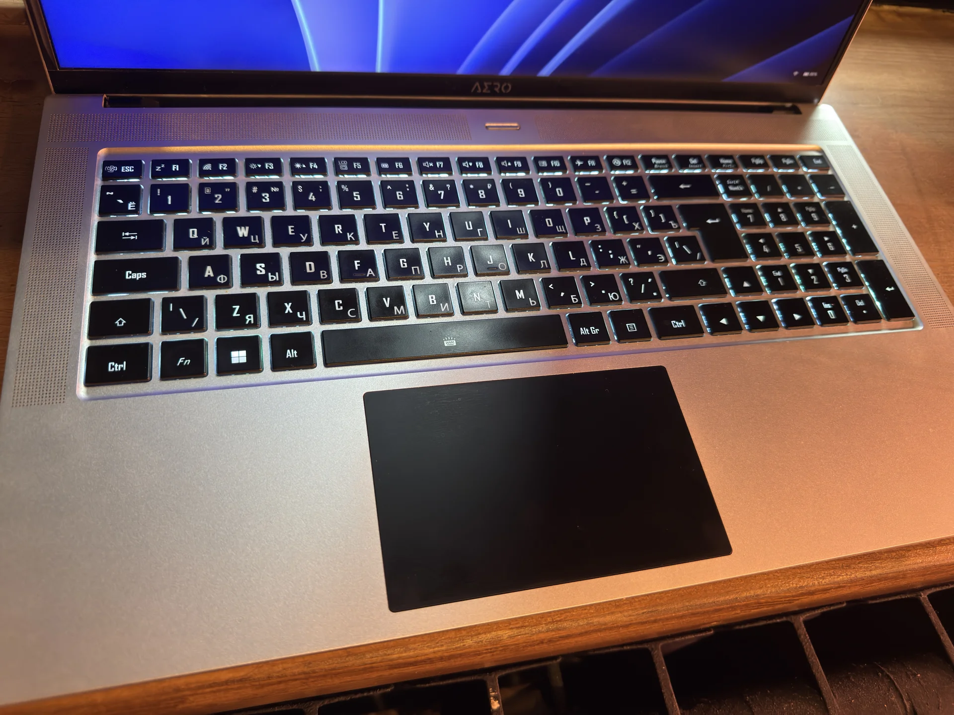 ноутбук Gigabyte aero 17 xe 5 - миниатюра 3