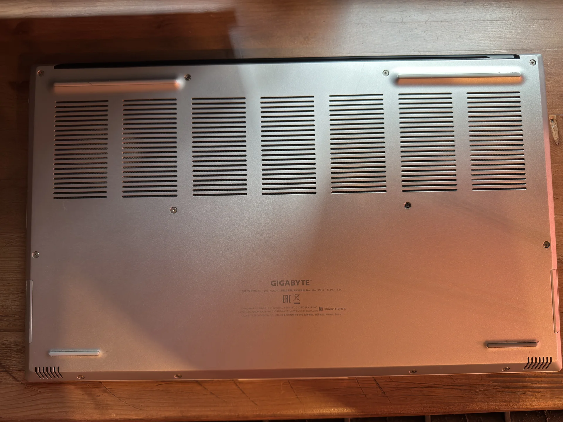 ноутбук Gigabyte aero 17 xe 5 - миниатюра 4