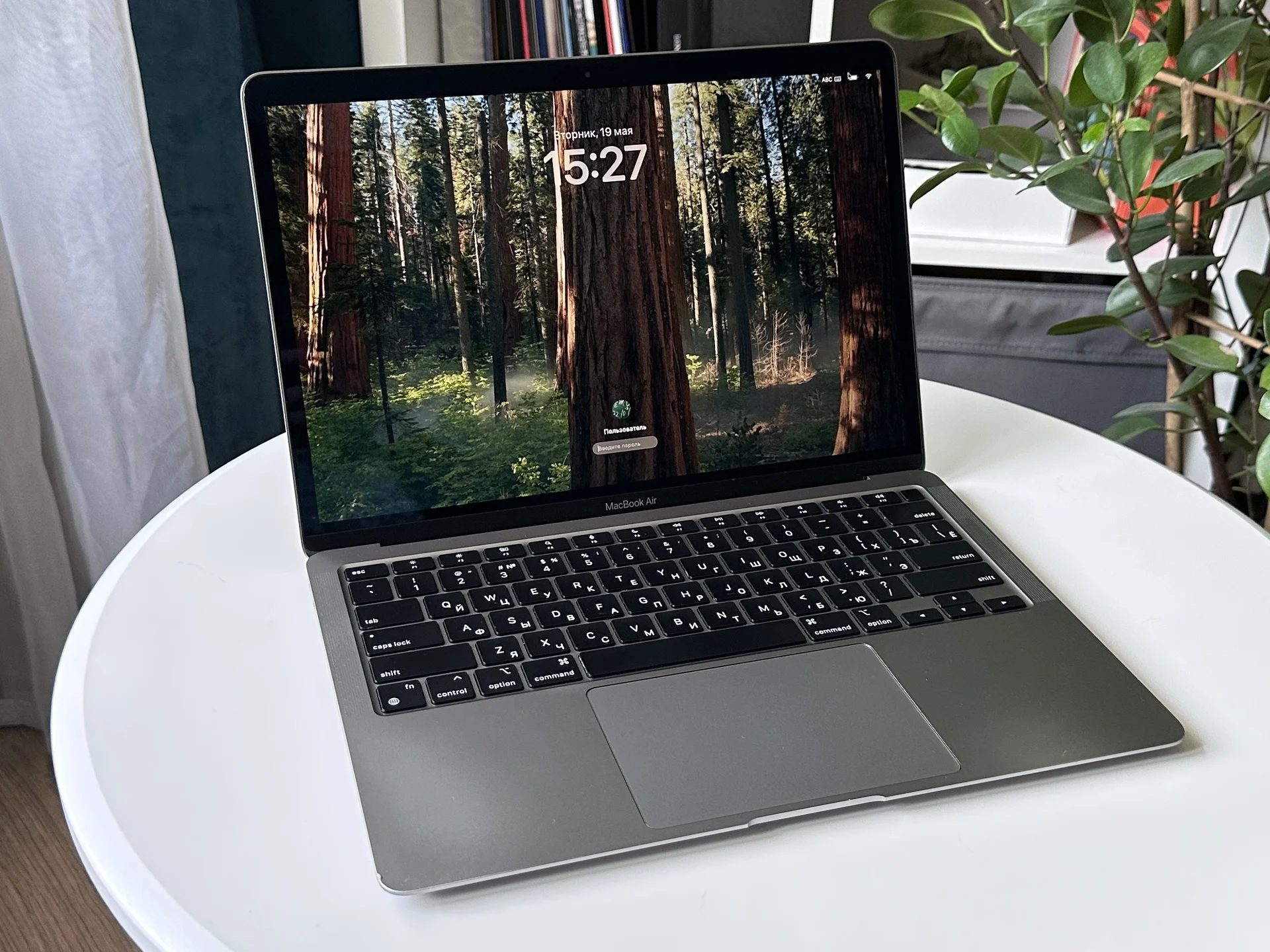 MacBook Air 13 M1 2020 8/256 гб, Space Gray - миниатюра 2