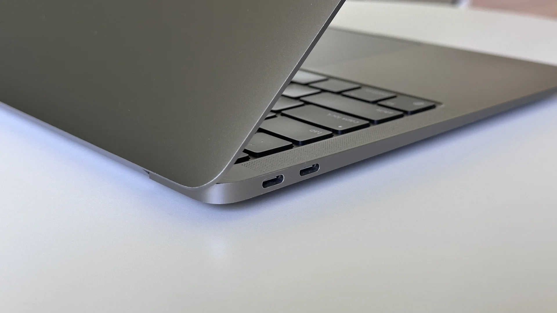 MacBook Air 13 M1 2020 8/256 гб, Space Gray - миниатюра 4
