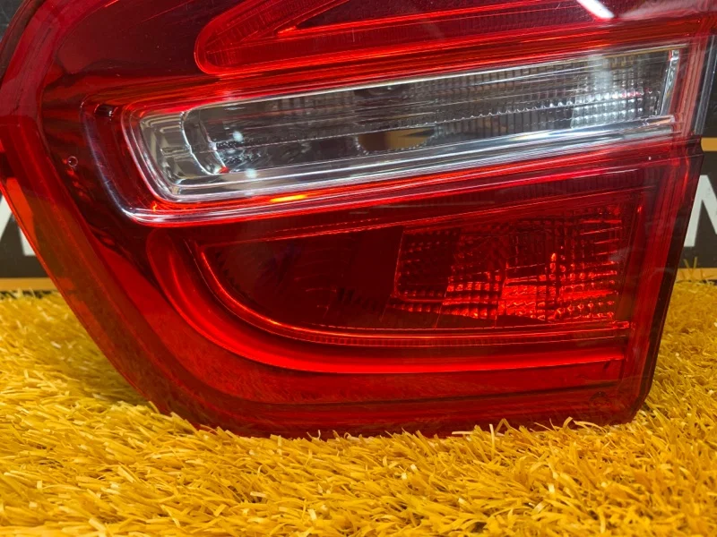 Фонарь крышки багажника правый Mercedes-Benz - миниатюра 2