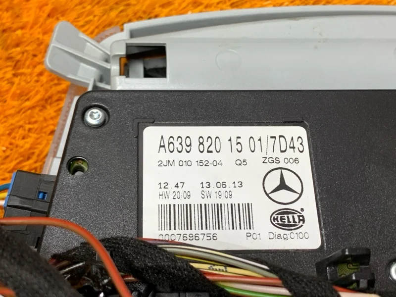 Плафон освещения Mercedes-Benz V-Class W639 - миниатюра 9