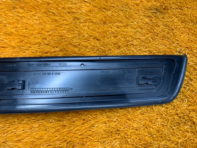 Накладка на порог салона BMW 5-Series F10 N47D20C - миниатюра 10