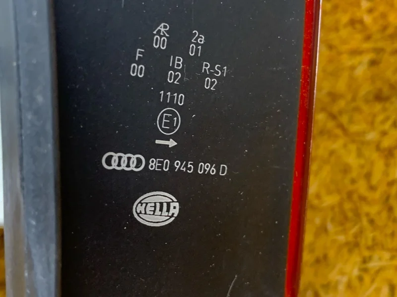 Фонарь задний правый Audi A4 B6/8E AMB 2004 - миниатюра 9