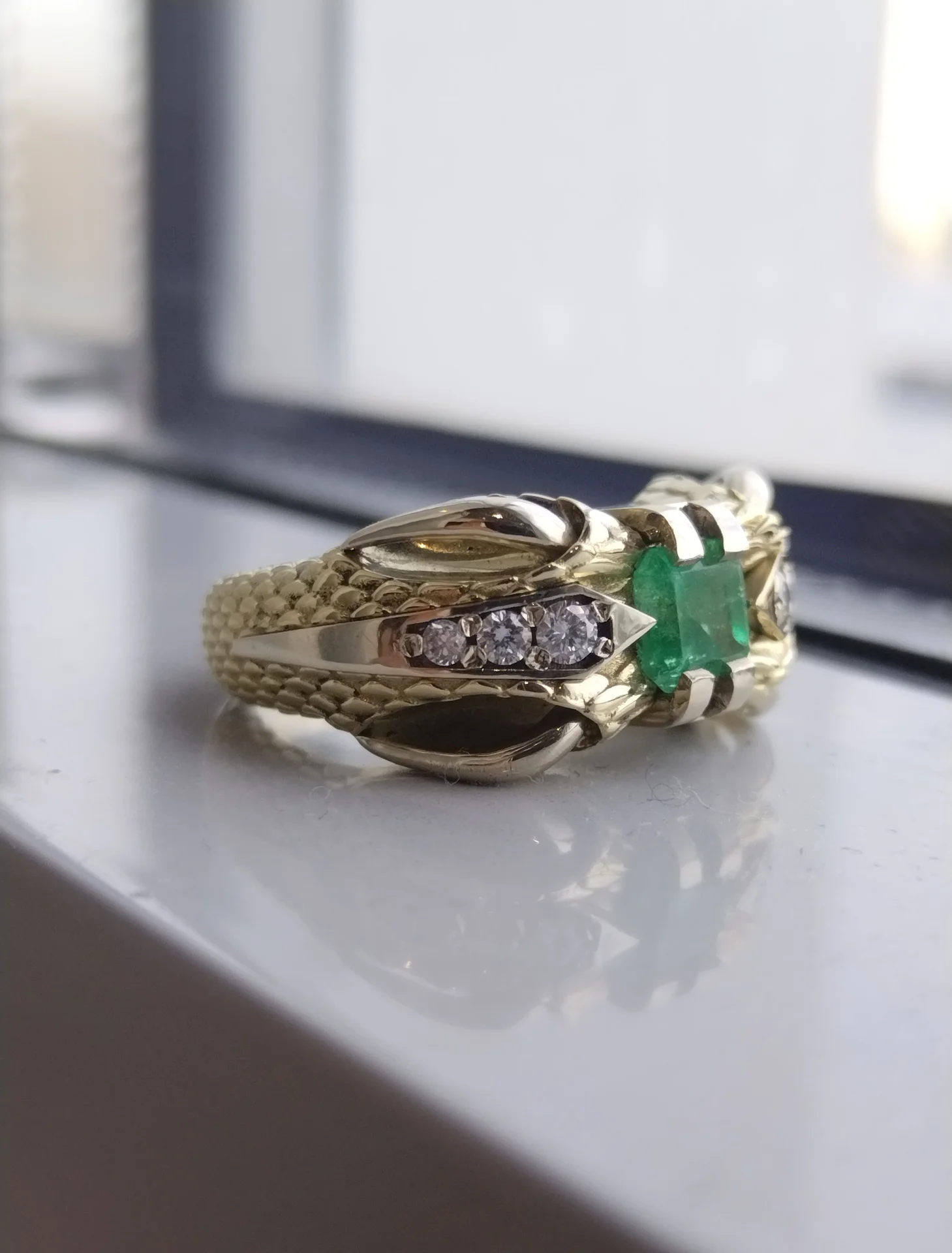 Золотое кольцо с изумрудом и бриллиантами - миниатюра 3