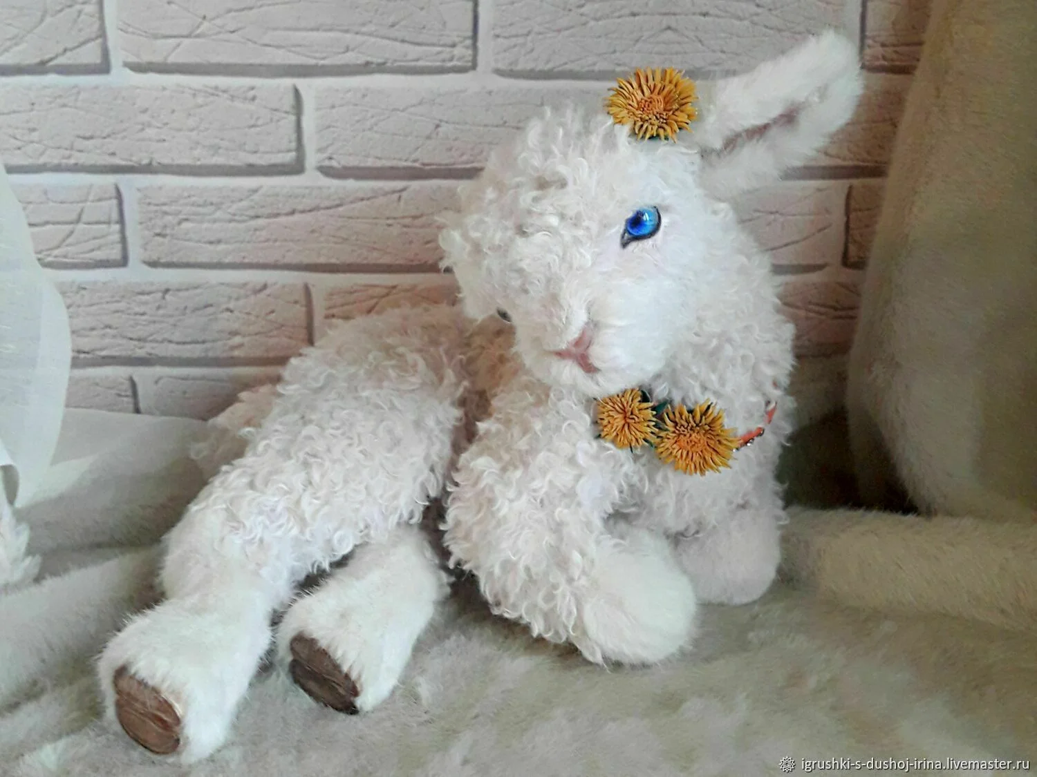 Реалистичная игрушка из меха овечка Веста - миниатюра 2