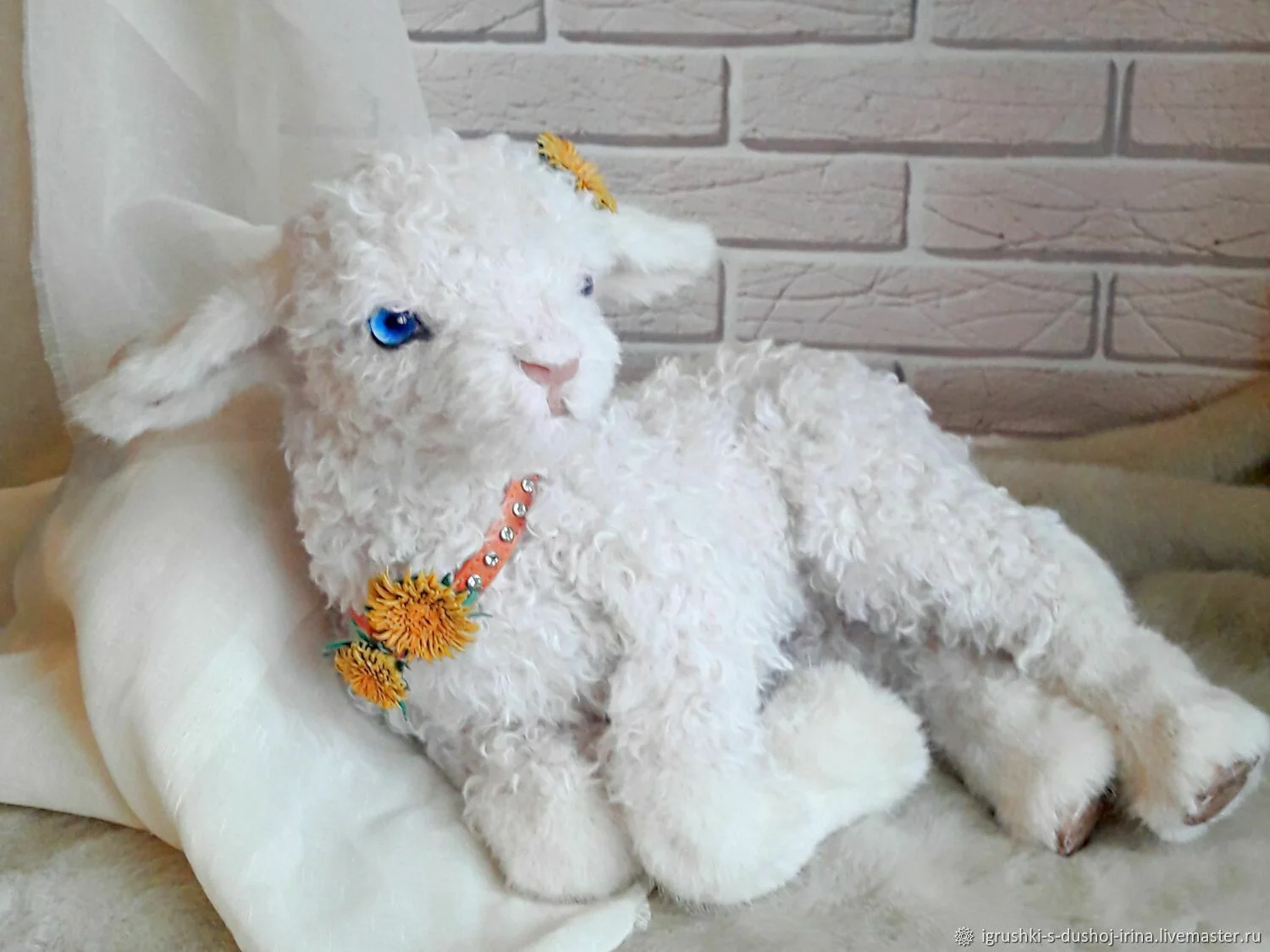 Реалистичная игрушка из меха овечка Веста - миниатюра 3
