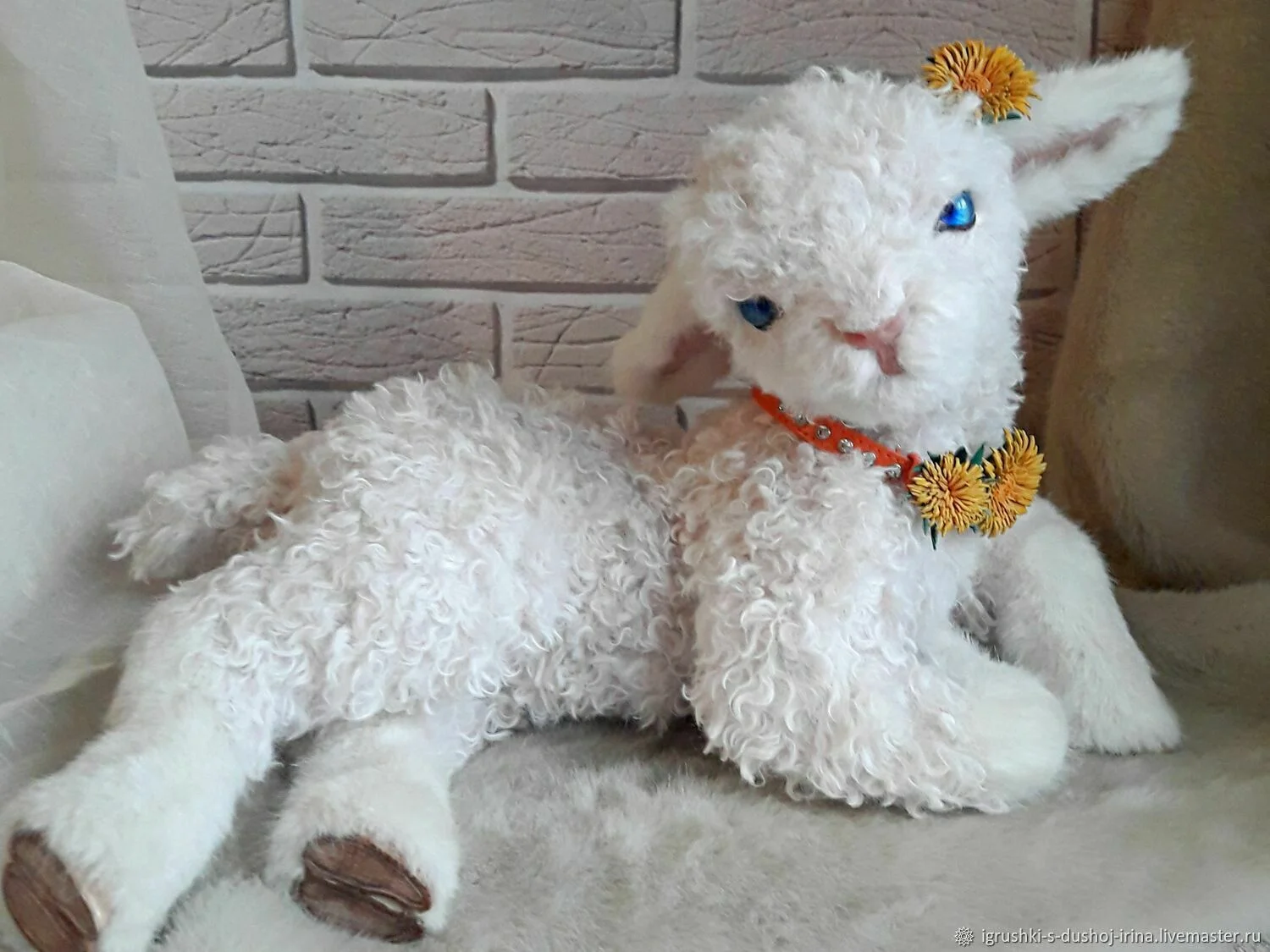 Реалистичная игрушка из меха овечка Веста - миниатюра 4
