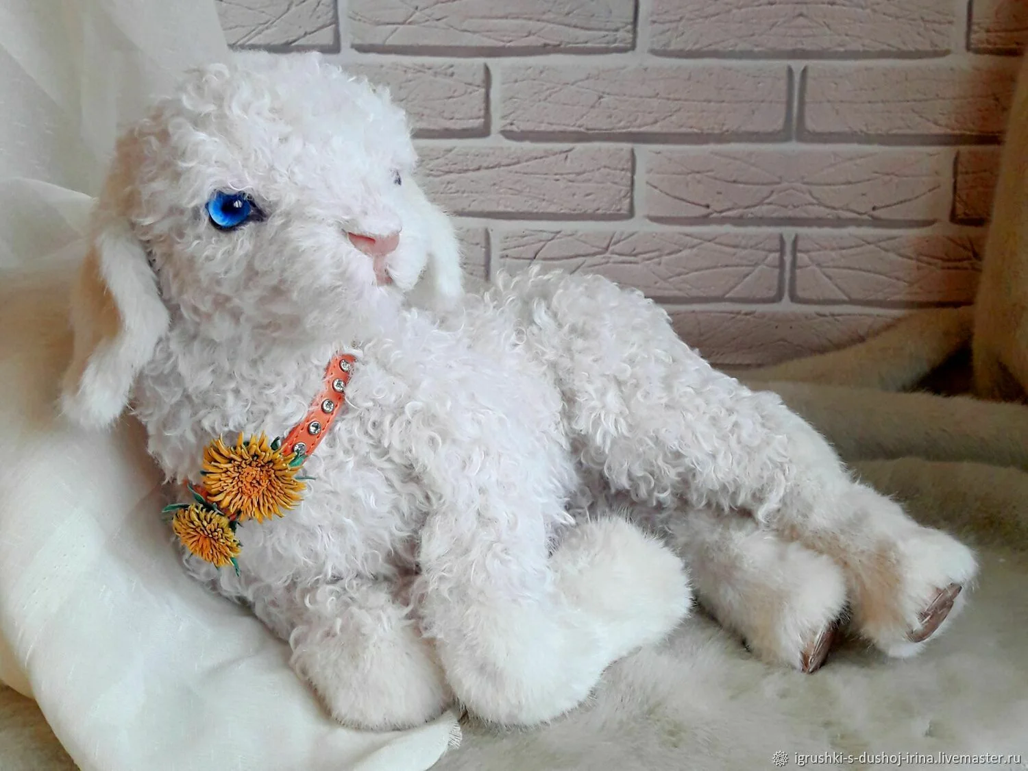 Реалистичная игрушка из меха овечка Веста - миниатюра 5