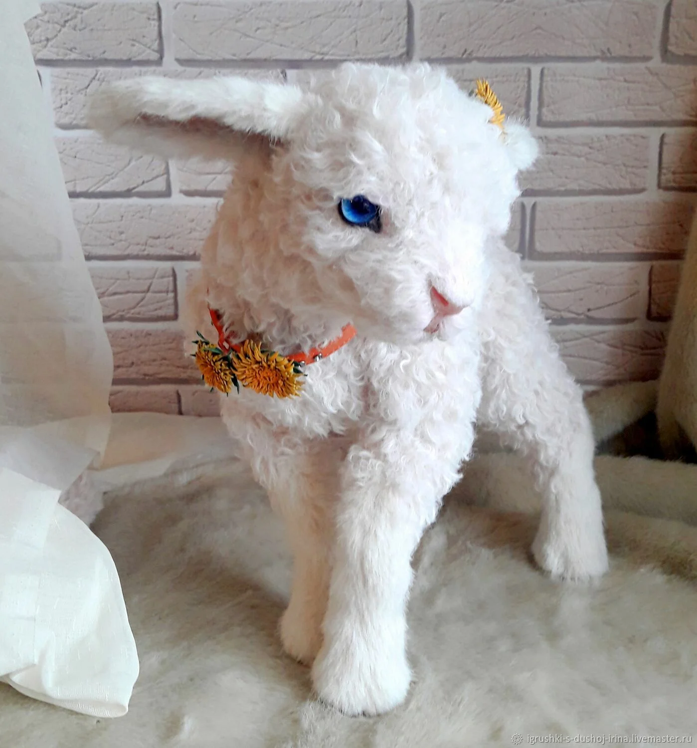 Реалистичная игрушка из меха овечка Веста - миниатюра 6