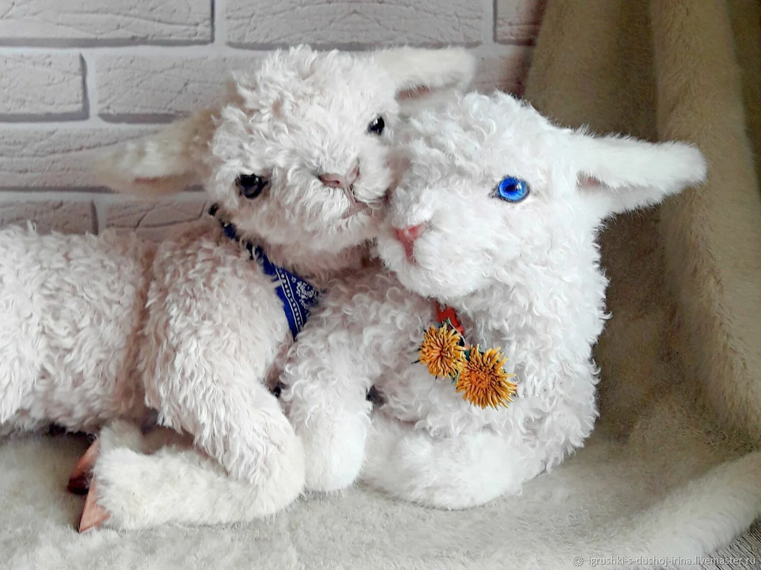 Реалистичная игрушка из меха овечка Веста - миниатюра 8