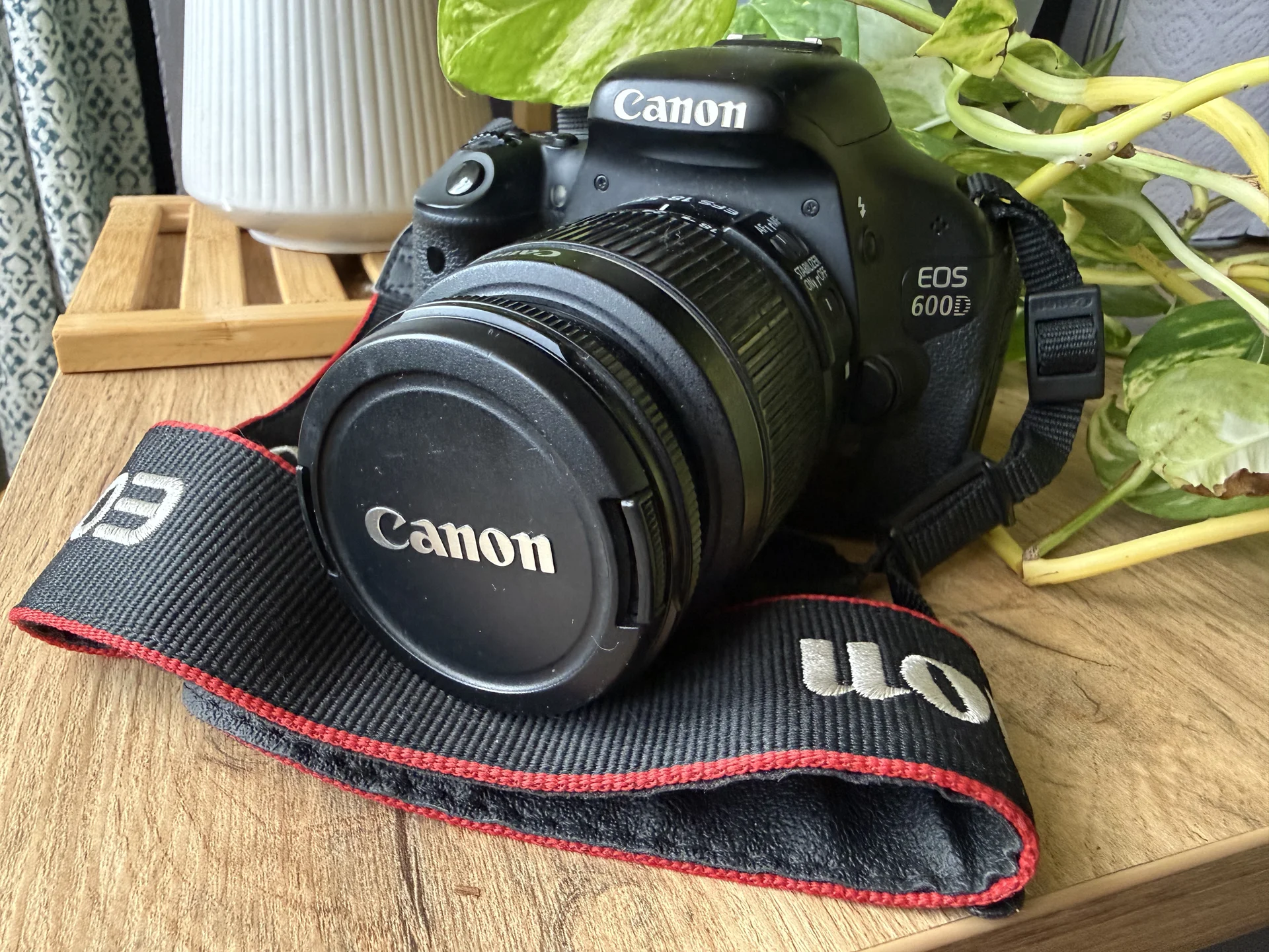 Canon EOS 600D с объективом EF-S 18–55mm IS II