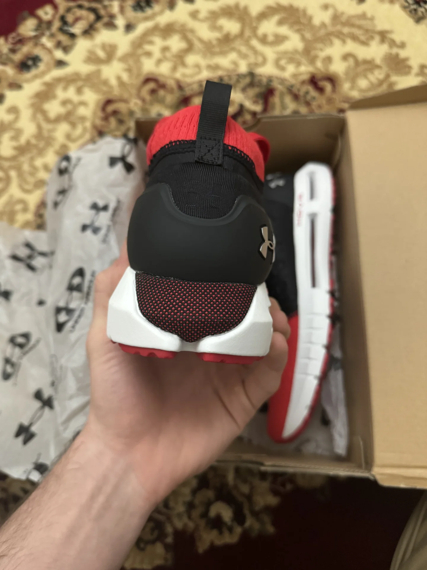 Under Armour HOVR Phantom 1 в расцветке Red/Black - миниатюра 9