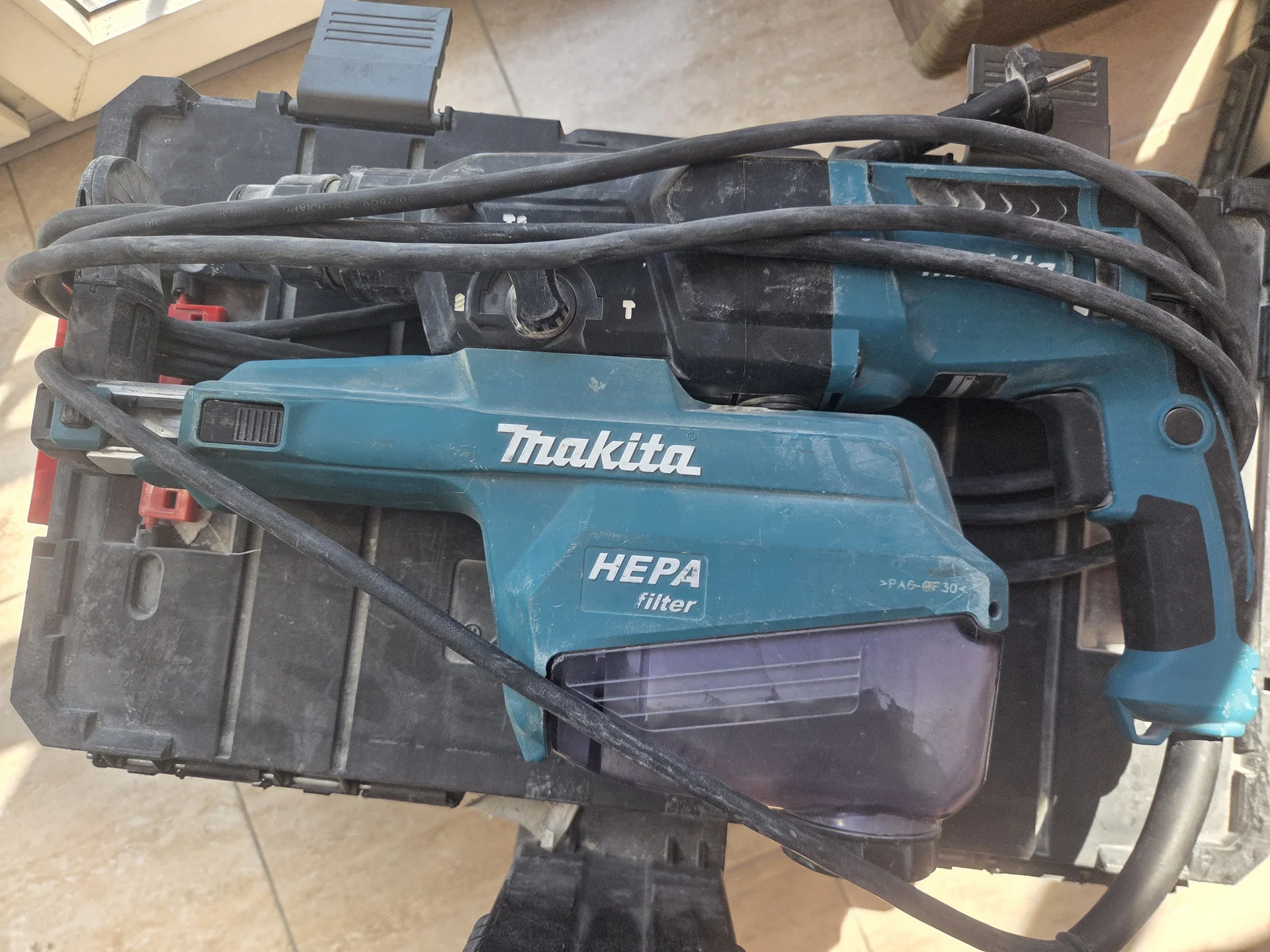 Перфоратор с пылесборником Makita