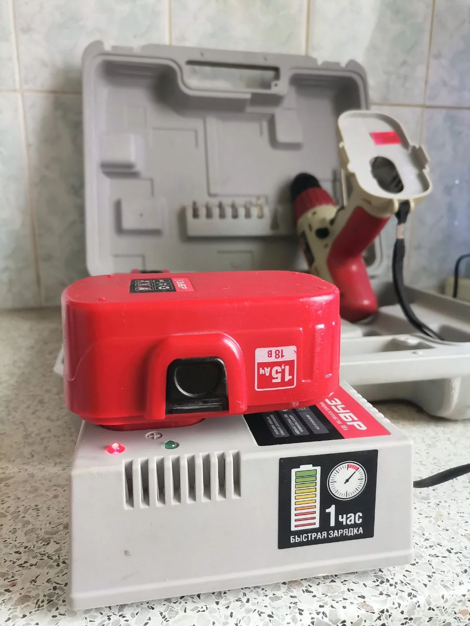 Шуруповерт ЗУБР 12В (2 АКБ + Кейс) — Надежный и обслуженный - миниатюра 3