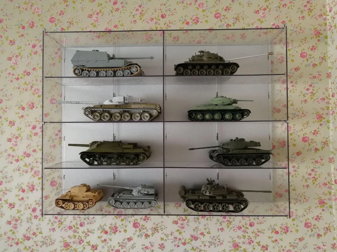 Стеллаж для автомобилей 1:18 для танков 1:35 длиной не более 36 см