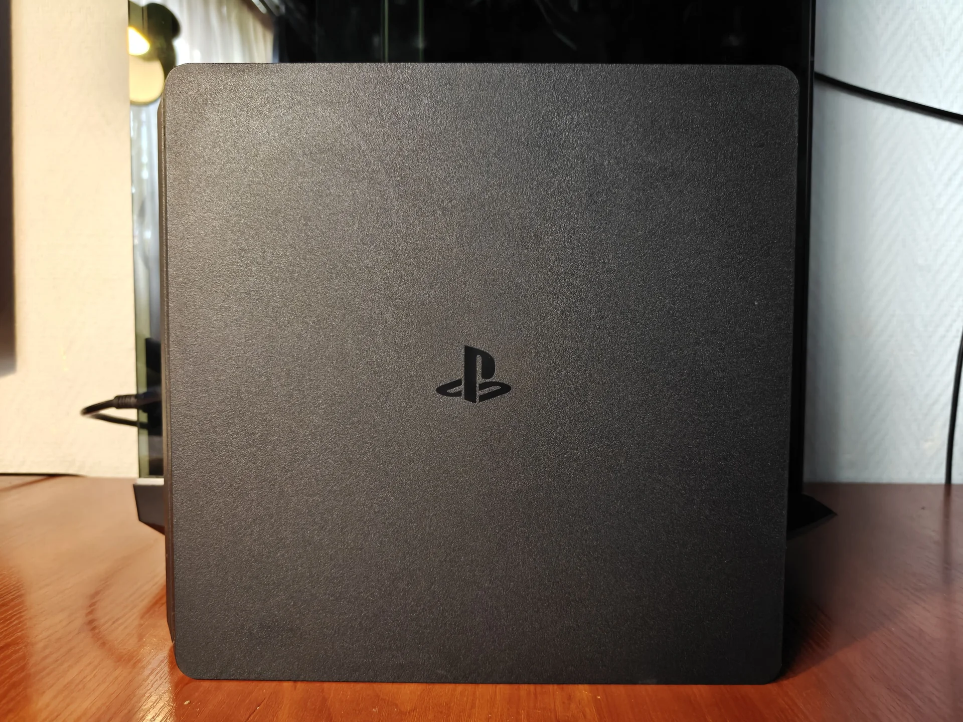 Sony PlayStation 4 slim 1tb - миниатюра 2