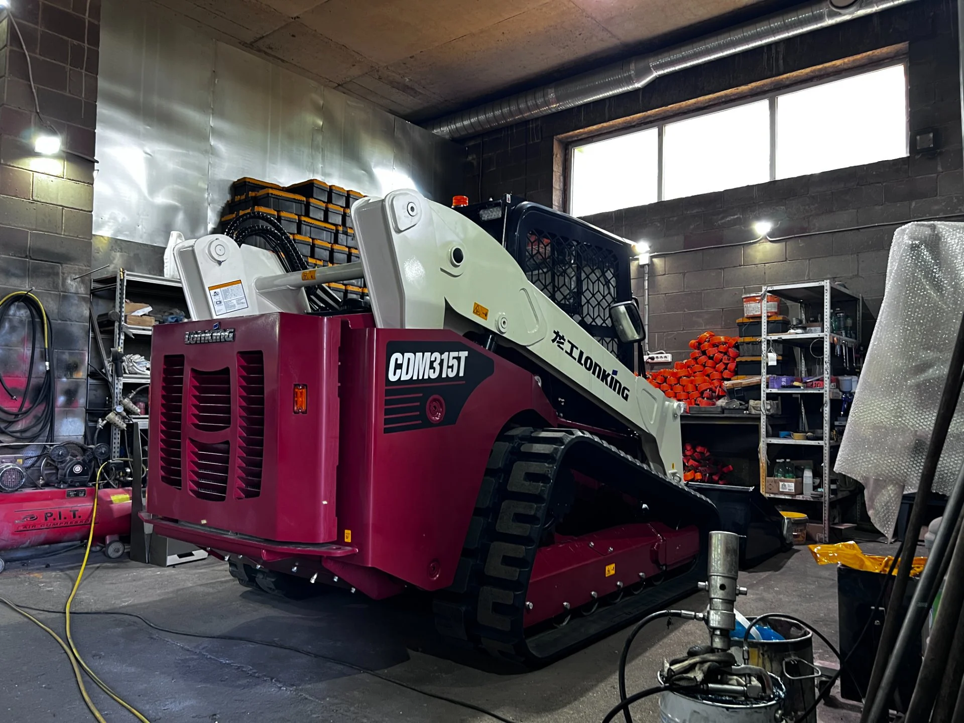 Мини-погрузчики Lonking CDM315T. Двигатель XINCHAI Китай, управление джойстиками - миниатюра 2