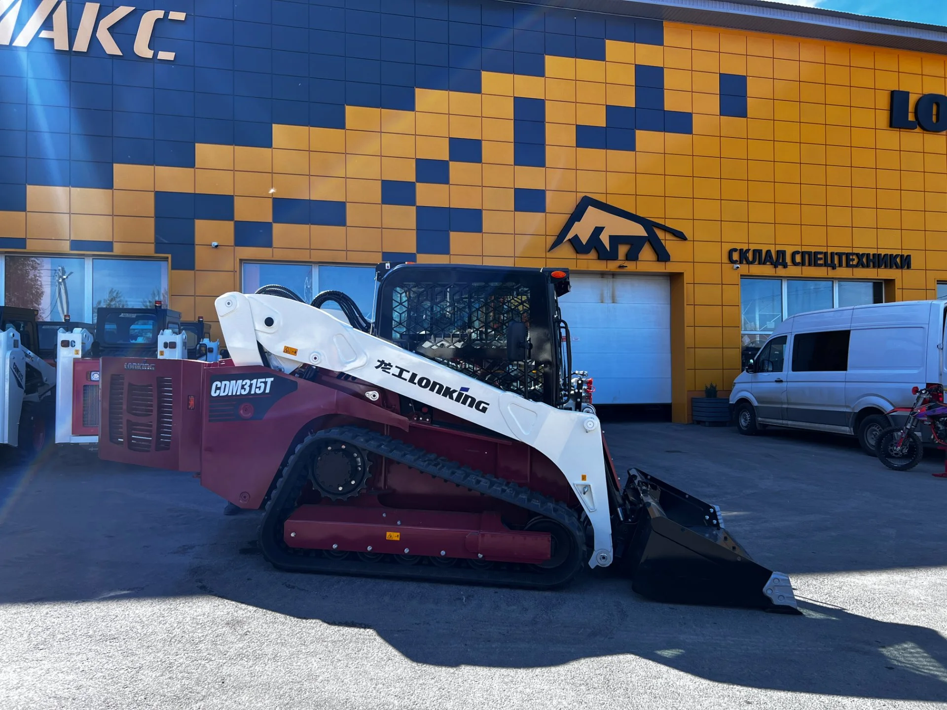 Мини-погрузчики Lonking CDM315T. Двигатель XINCHAI Китай, управление джойстиками - миниатюра 4