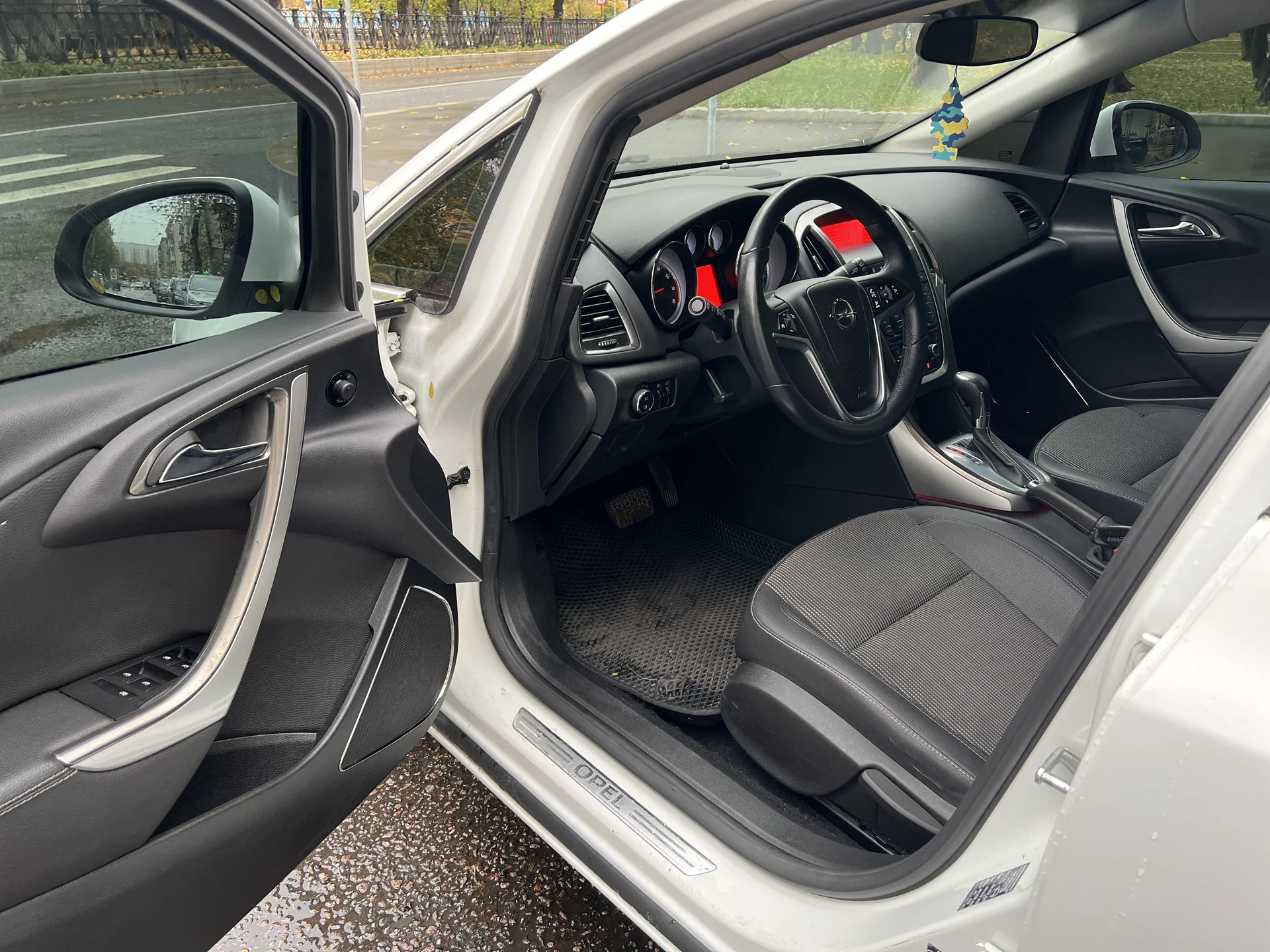 🚗 Opel Astra J 2012, 1.6 AT, хэтчбек 5 дв - миниатюра 9