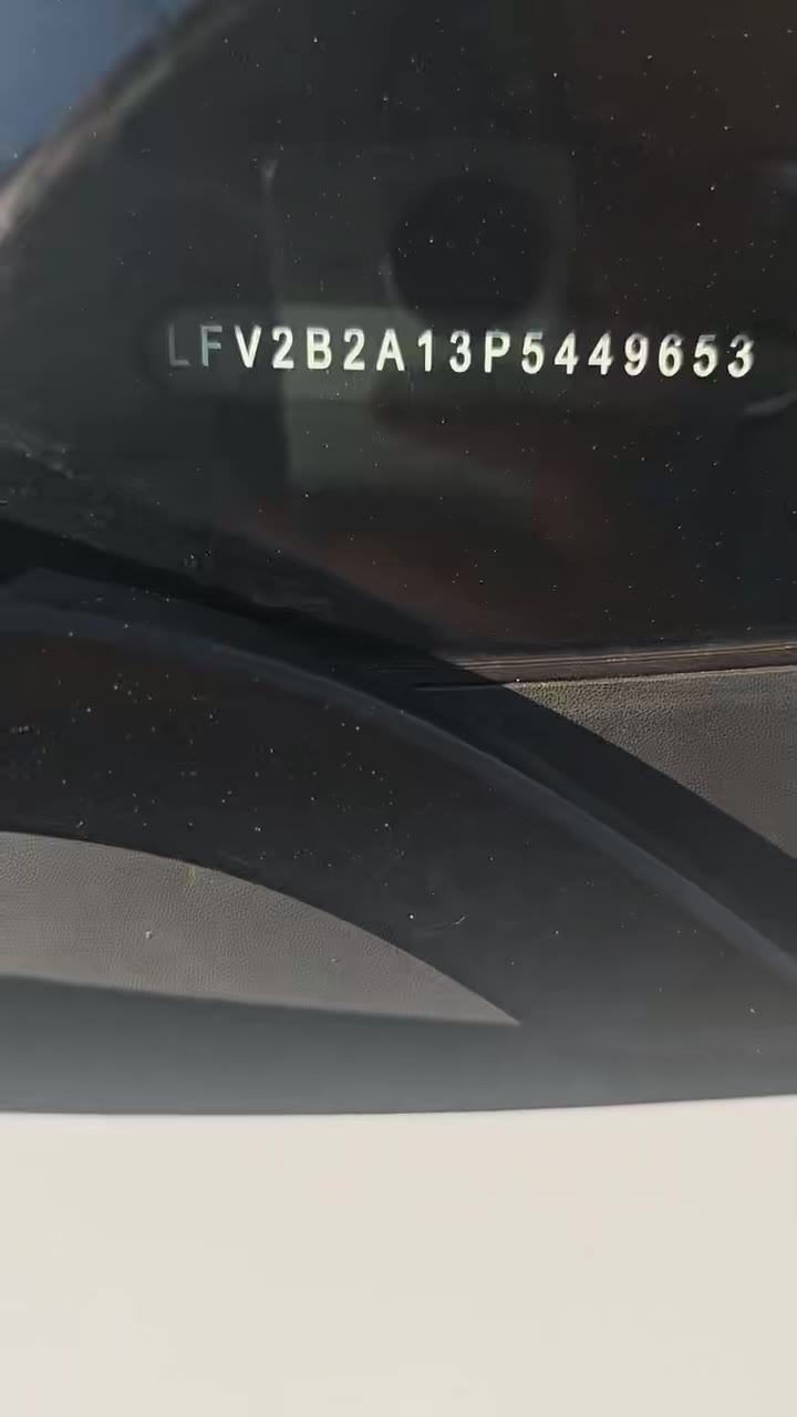 Volkswagen T-Roc - видео 1