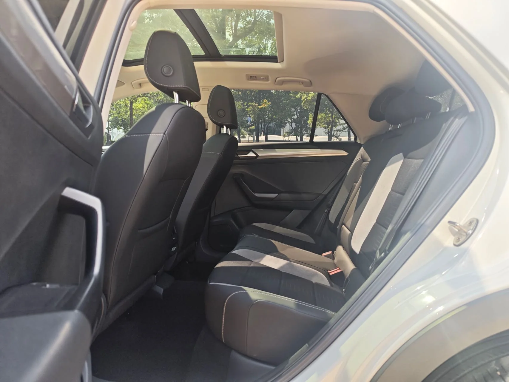 Volkswagen T-Roc - миниатюра 11