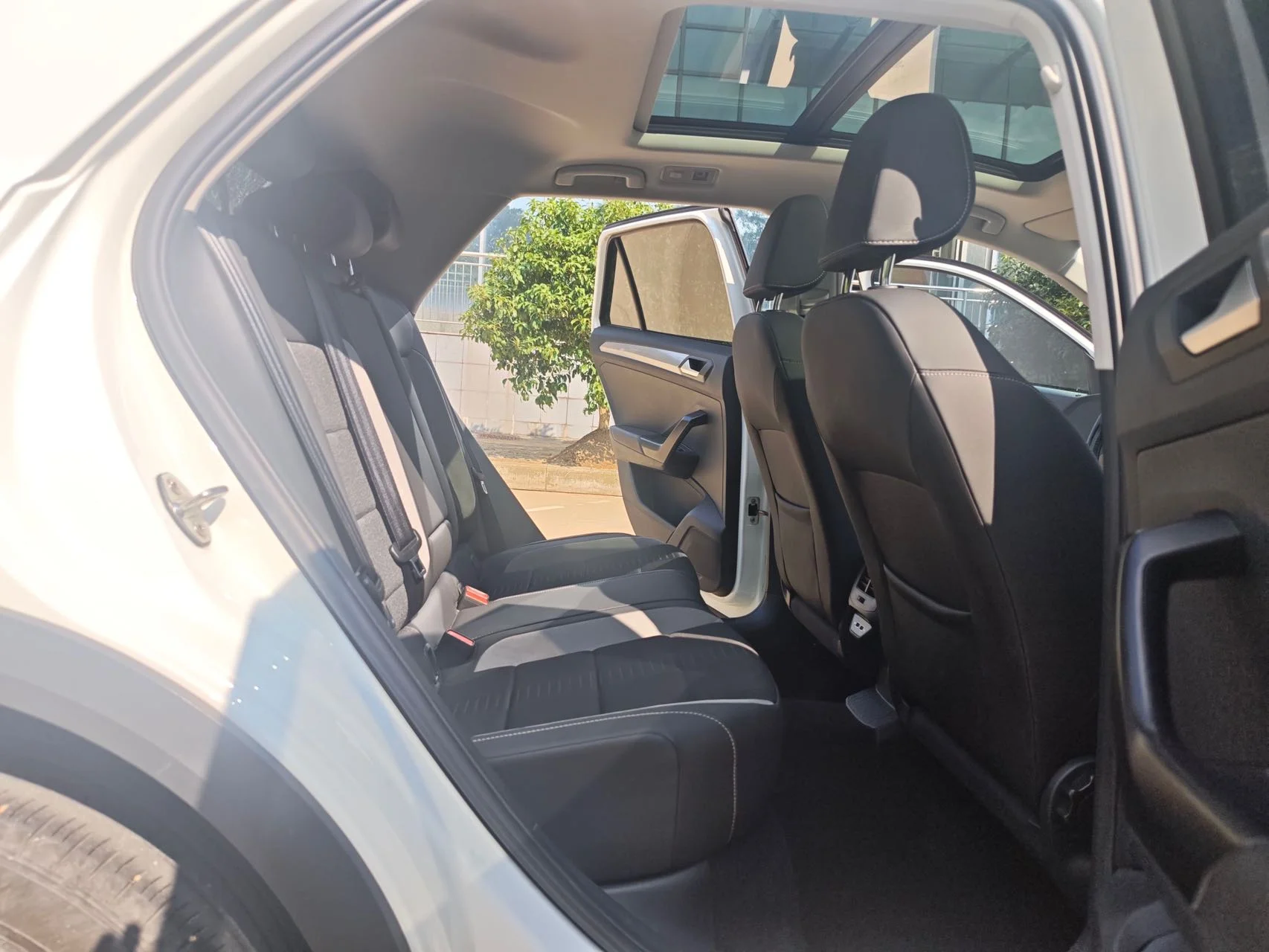 Volkswagen T-Roc - миниатюра 12