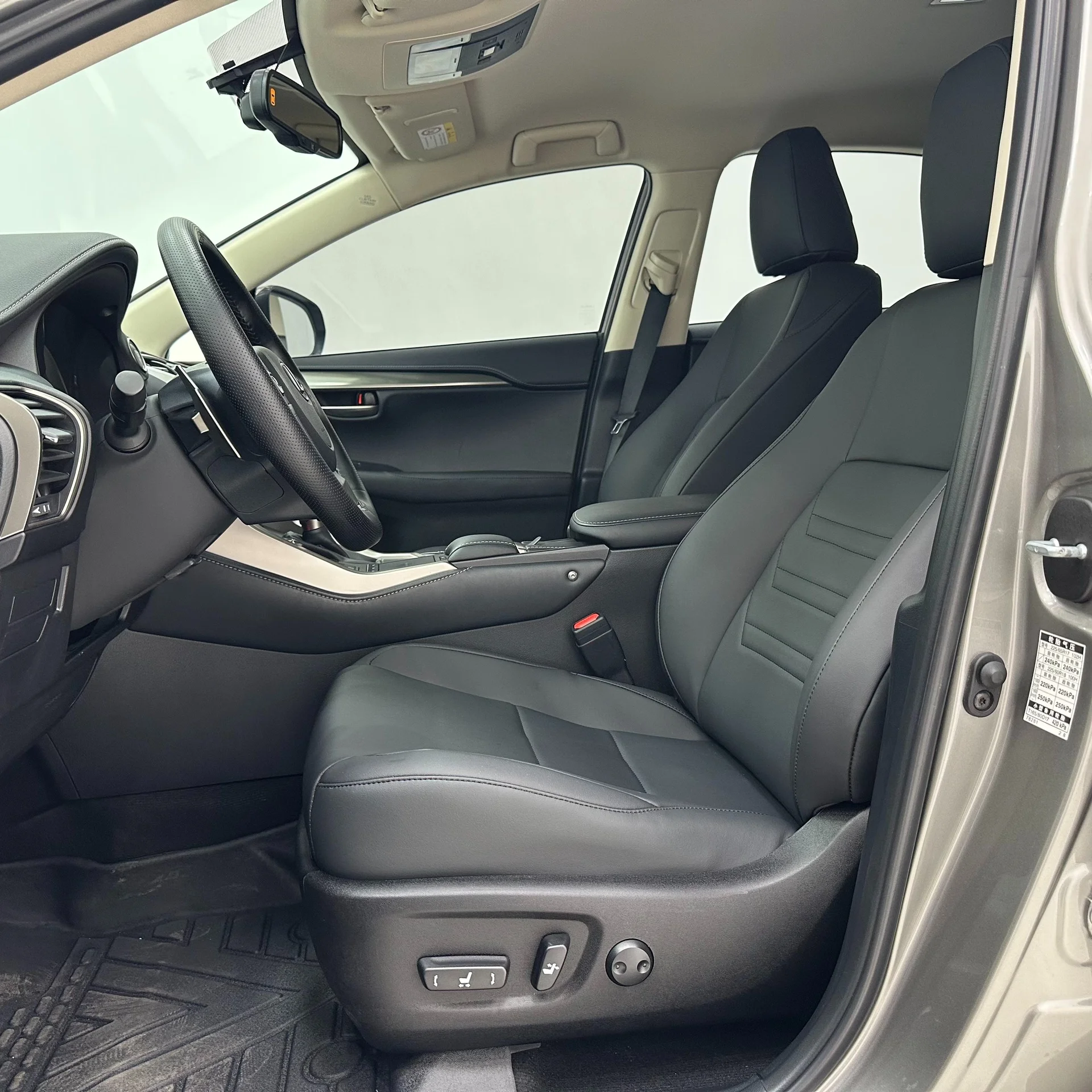Lexus NX200 - миниатюра 6