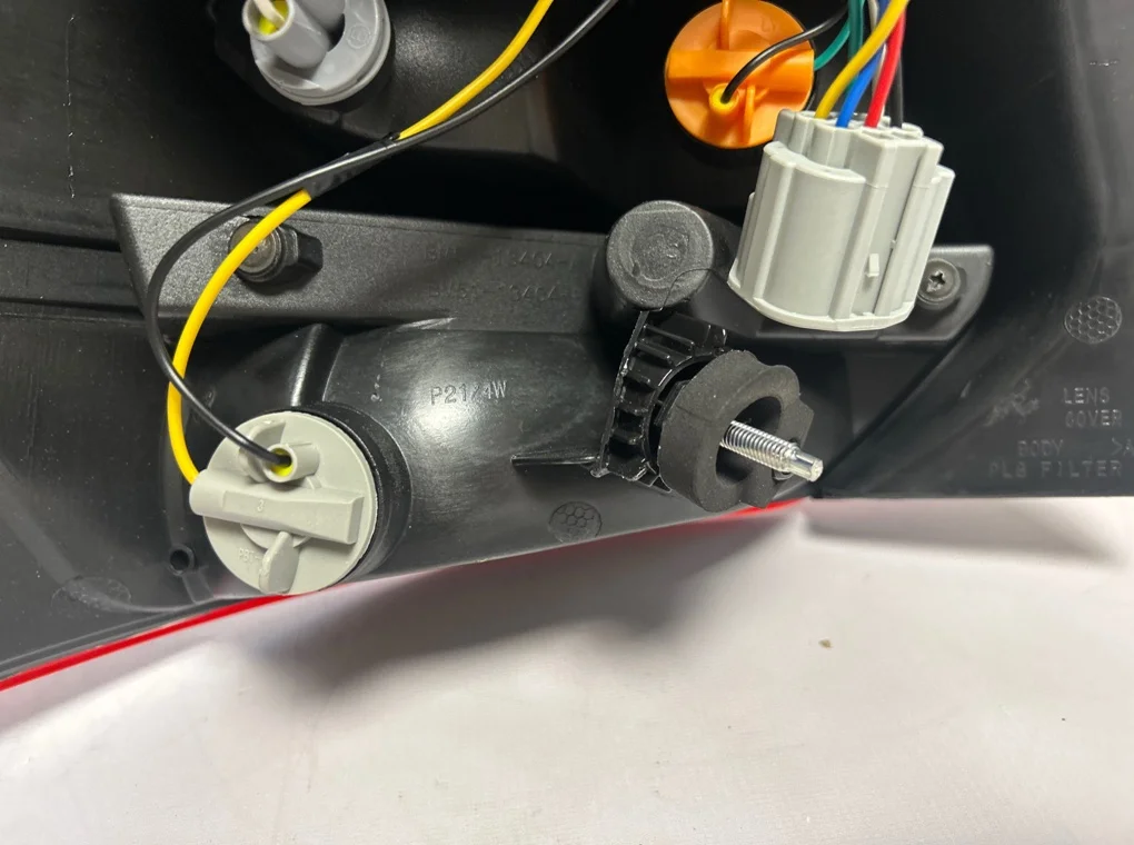 Фонарь задний правый Ford Focus 2011-2015 - миниатюра 10