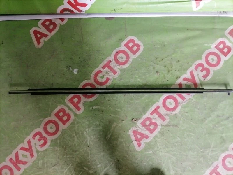 Накладка стекла переднего правого Toyota Avensis 2003-2008 - изображение 1