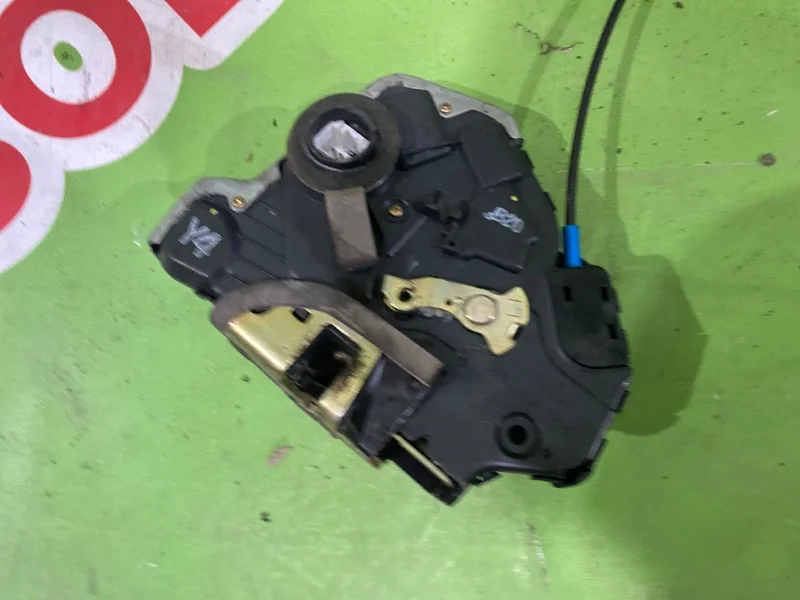 Замок двери передней левой Toyota Avensis 2003-2008 - миниатюра 2