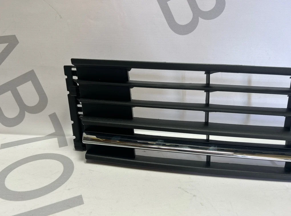 Решетка в бампер центральная Volkswagen Polo 2015-2020 - миниатюра 3