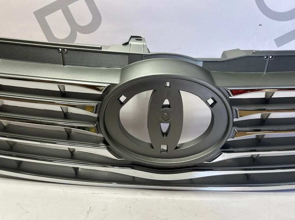 Решетка радиатора Toyota Camry 2011-2014 - миниатюра 4