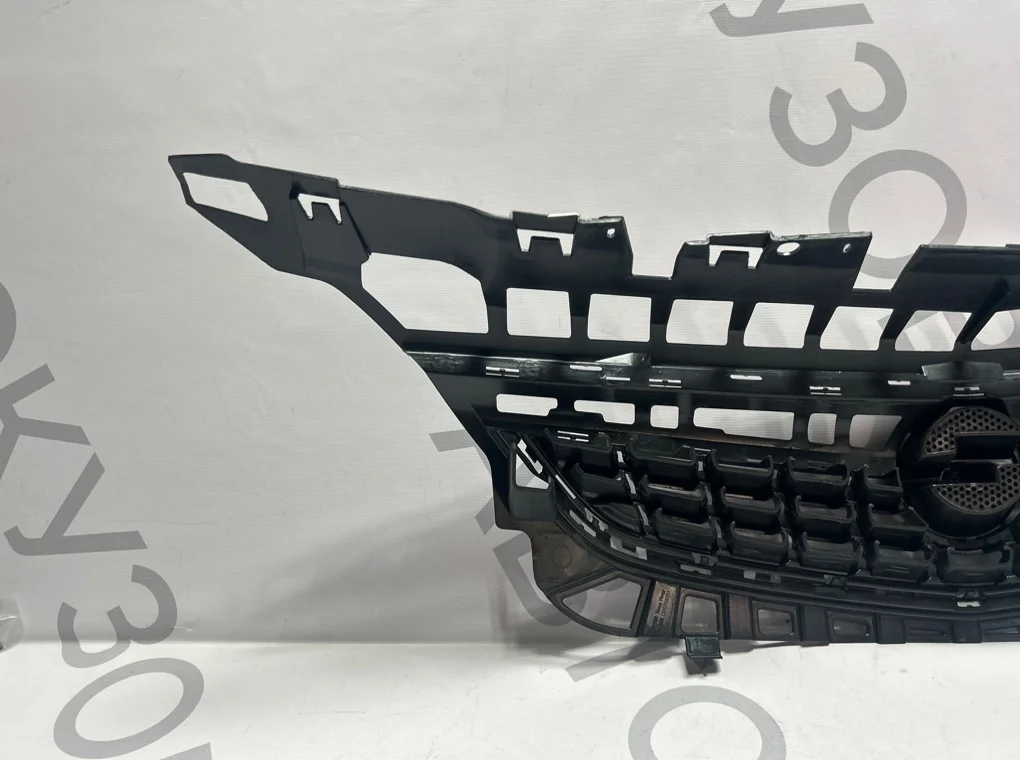 Решетка радиатора Opel Astra 2009-2013 - миниатюра 7