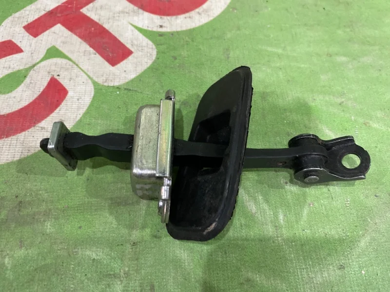Ограничитель двери Nissan Qashqai 2006-2013 - изображение 1