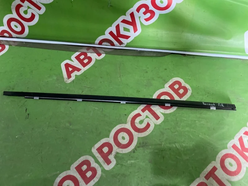Накладка стекла переднего правого Nissan Qashqai 2006-2013 - изображение 1