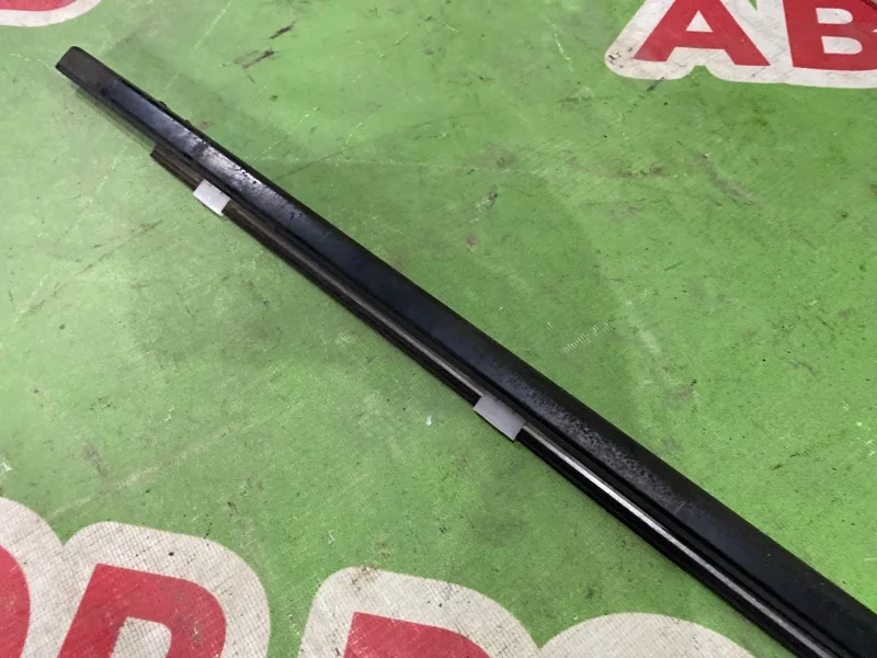 Накладка стекла переднего правого Nissan Qashqai 2006-2013 - миниатюра 3