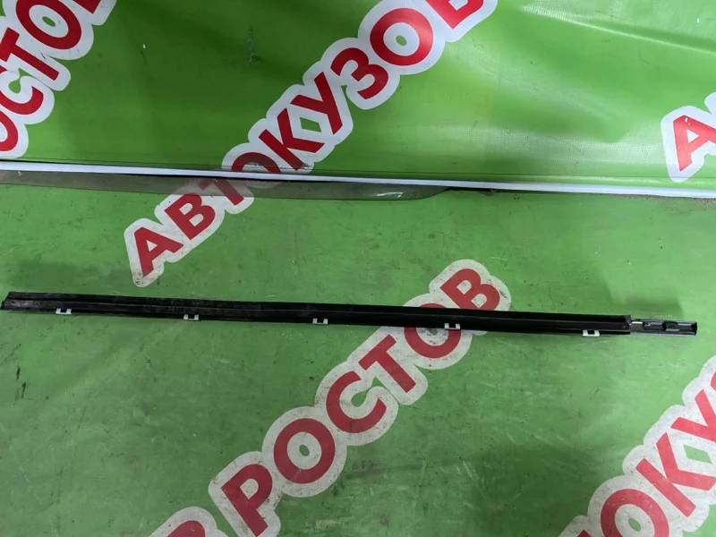 Накладка стекла переднего правого Nissan Qashqai 2006-2013 - миниатюра 4