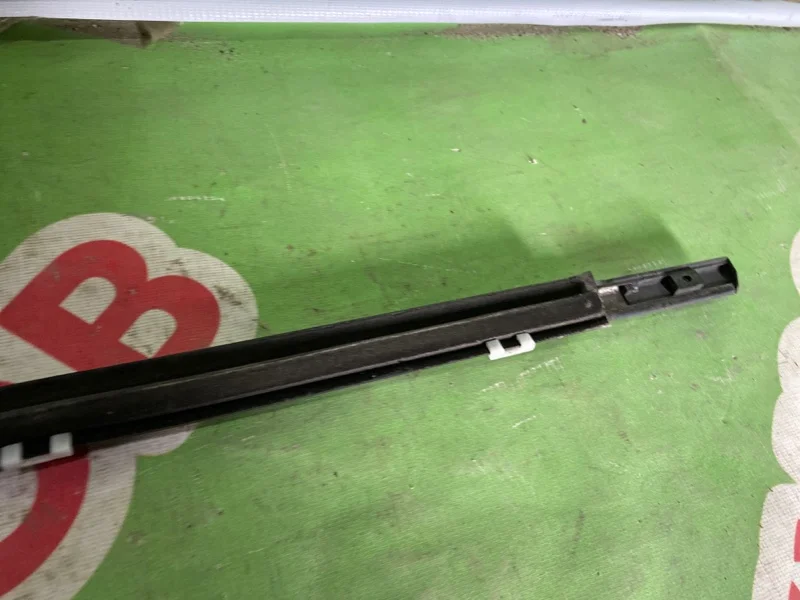 Накладка стекла переднего правого Nissan Qashqai 2006-2013 - миниатюра 5