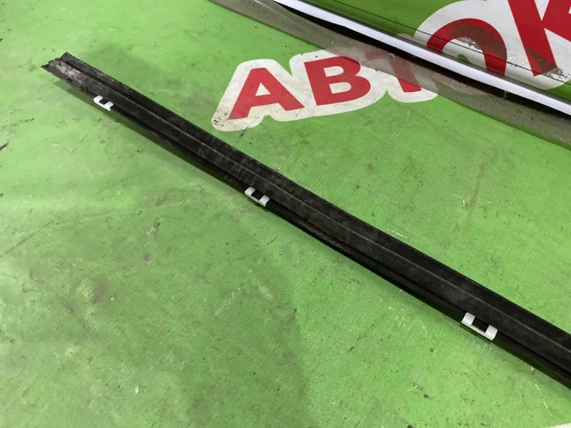 Накладка стекла переднего правого Nissan Qashqai 2006-2013 - миниатюра 6