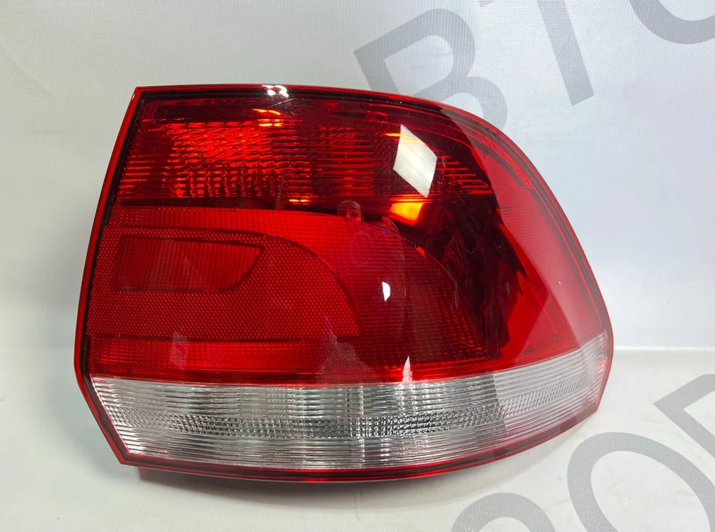 Фонарь задний правый Volkswagen Polo 2011-2015 - миниатюра 2